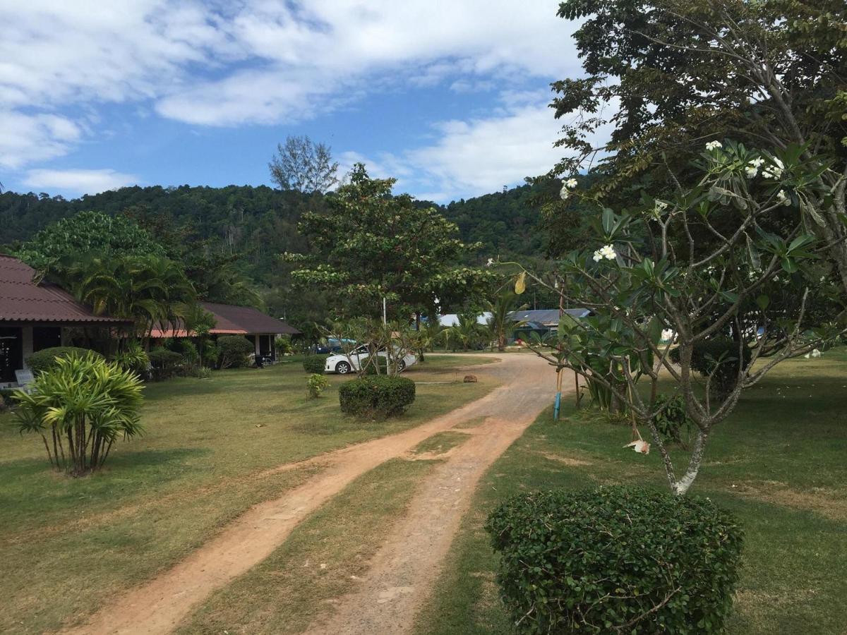 Lanta Mermaid Beach Front Resort เกาะลันตา ภายนอก รูปภาพ